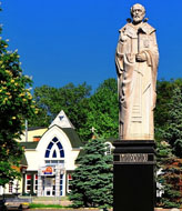Памятник святому Николаю.